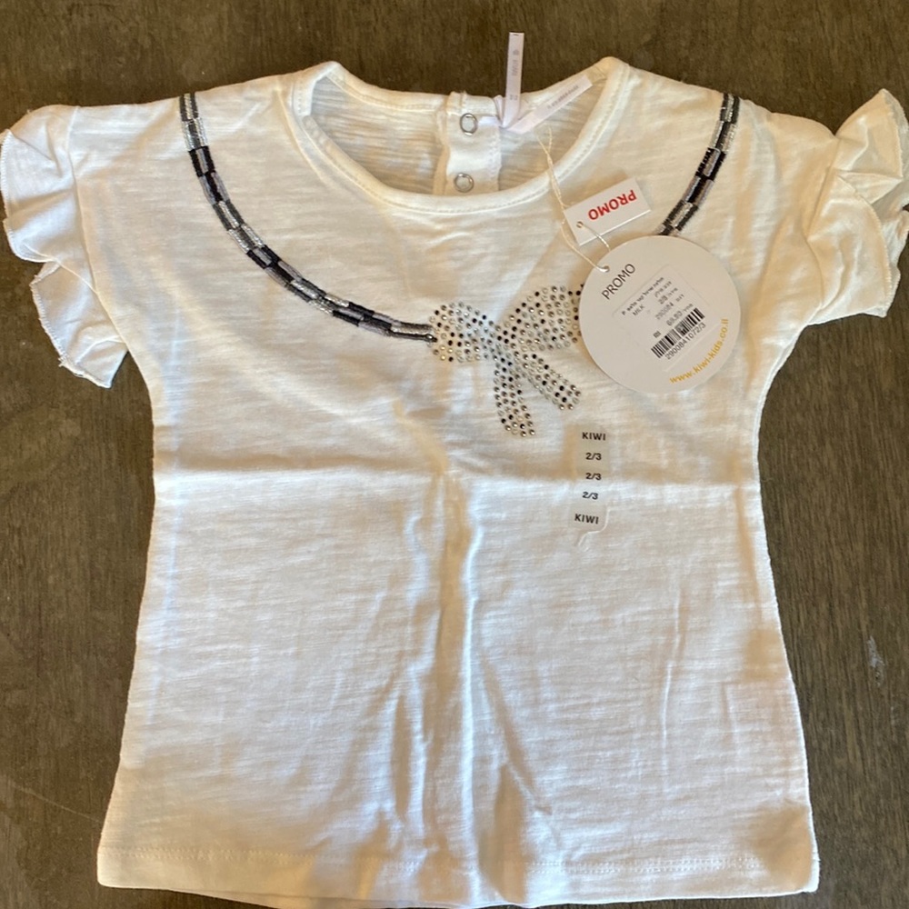 NWT short sleeve dress shirt, bow on necklace is beaded. 3 Snap closure on back.